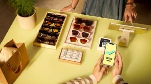 Achat de lunettes et bijoux, paiement mobile effectu� en boutique.