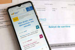 T&eacute;l&eacute;phone affichant un site de retraite, document relev&eacute; de carri&egrave;re. retraite