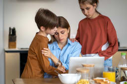 Les femmes et les familles nombreuses sont les grandes perdantes du budget 2026.