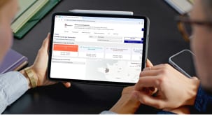Deux personnes consultent des donn�es fiscales sur une tablette.