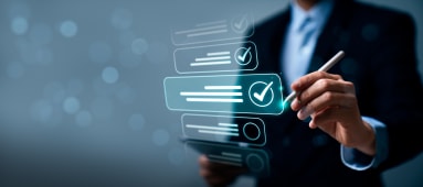 Professionnel des affaires utilisant une interface de liste de contr&ocirc;le num&eacute;rique avec des ic&ocirc;nes de coche, repr&eacute;sentant l'ach&egrave;vement des t&acirc;ches, le contr&ocirc;le de qualit&eacute;, la gestion du flux de travail et la v&eacute;rification des processus.