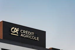 Wroclaw, Pologne - 27 mars 2025 : Logo de la Banque Cr�dit Agricole sur un immeuble de bureaux moderne en verre � Wroclaw Pologne au coucher du soleil Architecture d'entreprise contemporaine et image de marque � l'heure dor�e