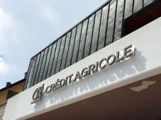 Ext&eacute;rieur du b&acirc;timent du Cr&eacute;dit agricole avec un design architectural moderne