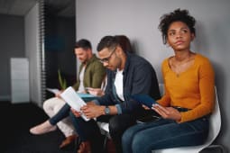 Jeune femme afro-am&eacute;ricaine au ch&ocirc;mage se sentant stress&eacute;e &agrave; propos de t