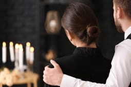 Couple en deuil apr&egrave;s leur parent &agrave; des fun&eacute;railles