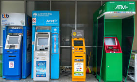 Tha&iuml;lande, Phuket - 13 septembre 2025 : Quatre distributeurs automatiques de billets de diff&eacute;rentes banques sont situ&eacute;s pr&egrave;s d'un supermarch&eacute;. Retraits d'argent et transactions financi&egrave;res &agrave; l'&eacute;tranger.