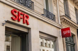 Fa&ccedil;ade d?un magasin SFR avec enseignes rouges visibles.