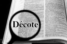 Loupe sur un dictionnaire avec le mot D&eacute;cote agrandi.