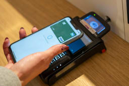 r&egrave;glement par t&eacute;l&eacute;phone portable dans un magasin