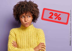 Femme pensive en pull jaune, inscription 2% en rouge.