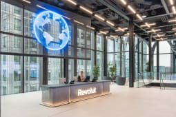 Accueil moderne Revolut, grande carte du monde lumineuse, bureaux vitr�s.