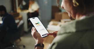 Logistique, startup et mains avec &eacute;cran de t&eacute;l&eacute;phone, commande et paiement approuv&eacute;s pour les fournitures ou le commerce &eacute;lectronique. En ligne, commande et achat de stock avec mobile, dropshipping et personne avec technologie dans l'entrep&ocirc;t.