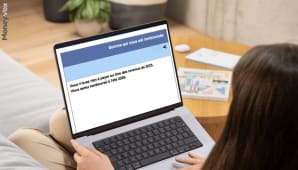 Femme lisant un message de remboursement sur son ordinateur portable.