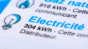 Gros plan d'une facture fran&ccedil;aise avec d&eacute;tail des consommations de gaz naturel et d'&eacute;lectricit&eacute; en kWh