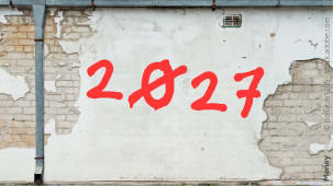 Le nombre 2027 peint en rouge sur un mur ab&icirc;m&eacute;.