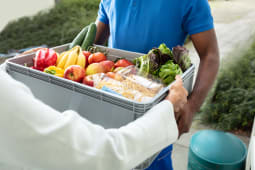Livraison d'une caisse de l&eacute;gumes et de fruits. 