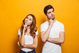 Image de jeunes gens heureux, homme et femme, en v&ecirc;tements simples et fins