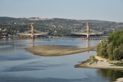 Vue a&eacute;rienne du faible niveau d'eau de la rivi&egrave;re sur le Danube &agrave; Novi Sad, en Serbie, avec la navigation de navires de marchandises suspendue et la construction d'un nouveau pont au loin.