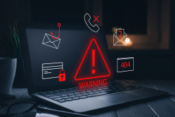 Avertissement de message d'appel et de sms frauduleux sur un &eacute;cran d'ordinateur portable la nuit
