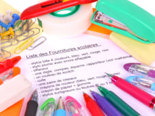 Une liste des fournitures scolaires.