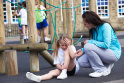 un enfant bless&eacute; pendant un cours d'&eacute;ducation physique &agrave; l'&eacute;cole.