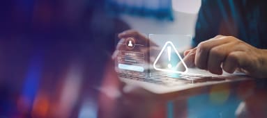 Concept de cybercriminalit&eacute; et de cybers&eacute;curit&eacute;. Main utilisant un ordinateur portable et affichant un &eacute;cran de logiciel malveillant avec un e-mail de phishing, un mot de passe pirat&eacute; et des donn&eacute;es personnelles. Hackers, virus Troyens, espionnage par cryptage ou logiciels malveillants.