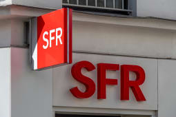 Enseigne et logo d'une boutique SFR. SFR est un op&eacute;rateur de t&eacute;l&eacute;communications fran&ccedil;ais.