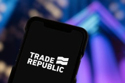 Guilherand-Granges, France - 5 d&eacute;cembre 2024. Trade Republic est une plateforme d'investissement mobile qui offre le trading sans commission d'actions, ETFs et cryptomonnaies pour les utilisateurs europ&eacute;ens.