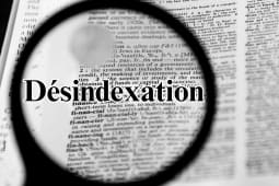 Loupe sur un texte, mot D&eacute;sindexation en surimpression.
