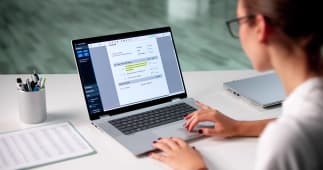 Femme utilisant un logiciel de comptabilit&eacute; en ligne