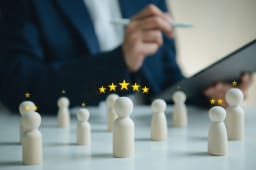 &Eacute;valuation de la satisfaction client par un homme d'affaires examinant des figurines et des scores &eacute;toil&eacute;s pour &eacute;valuer la qualit&eacute; du service, la performance des employ&eacute;s, les retours des clients, la confiance de l'&eacute;quipe et l'am&eacute;lioration de la main-d'?uvre.