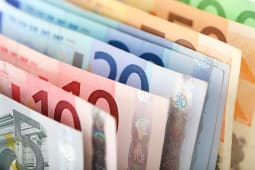 Ensemble de diff&eacute;rents billets en euros, fond