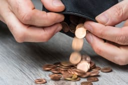 Un homme en pr&eacute;carit&eacute; compte sa petite monnaie 