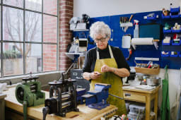 Artisan bijoutier travaillant en studio