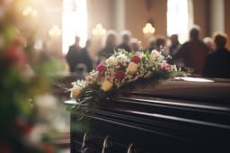 Cercueil fleuri dans une &eacute;glise, personnes en deuil autour.