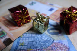 Des billets et paquets cadeaux.