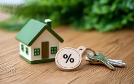 Maison miniature, cl&eacute;s et porte-cl&eacute;s avec symbole pourcentage.