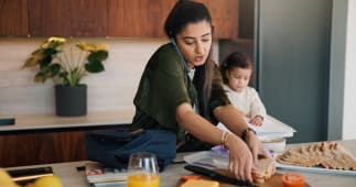 Fille, d&eacute;jeuner et appel t&eacute;l&eacute;phonique avec m&egrave;re qui fait ses bagages dans la cuisine pour multit&acirc;che ou pr&eacute;paration. Occup&eacute;e, se pr&eacute;parant et nourriture avec un parent c&eacute;libataire qui pr&eacute;pare le go&ucirc;ter d'&eacute;cole pour une fille dans un appartement
