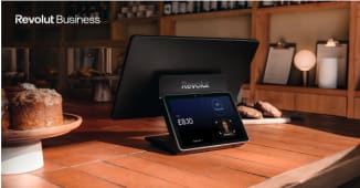 Caisse Revolut Business sur un comptoir de caf&eacute;