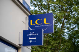 Enseigne de la banque LCL dans une rue de Paris.