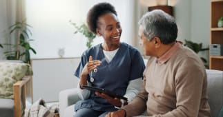 Une infirmi&egrave;re &eacute;change avec une personne &acirc;g&eacute;e.