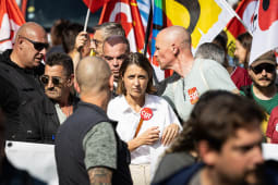 Manifestation de la CGT avec drapeaux et foule dans la rue.