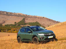 Dacia Sandero Stepway sur une route de campagne