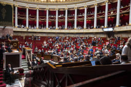 Assembl&eacute;e parlementaire avec de nombreux d&eacute;put&eacute;s assis dans l?h&eacute;micycle.
