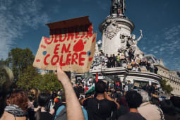 Manifestation de jeunes avec une pancarte Jeunesse en col&egrave;re.