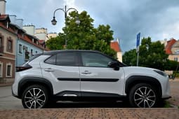 Toyota Yaris Cross Bi-Tone Crossover stationn&eacute;e sur la place historique Daszy?ski &agrave; Pisz, Pologne