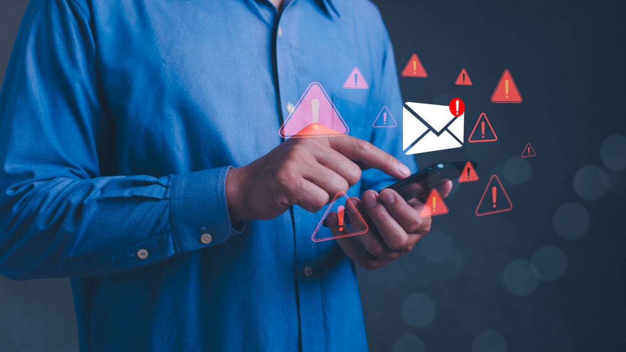 Alors que de plus en plus d'épargnants s'intéressent aux actifs numériques, les arnaques se développent fortement ces derniers temps. Comment réagir face à des escrocs ? MoneyVox répond à un lecteur.