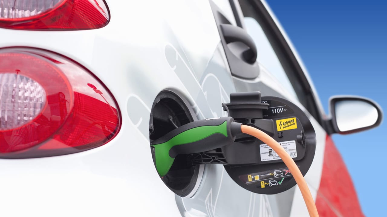 Bornes de recharge de voitures : la CLCV dénonce la « loterie des tarifs »