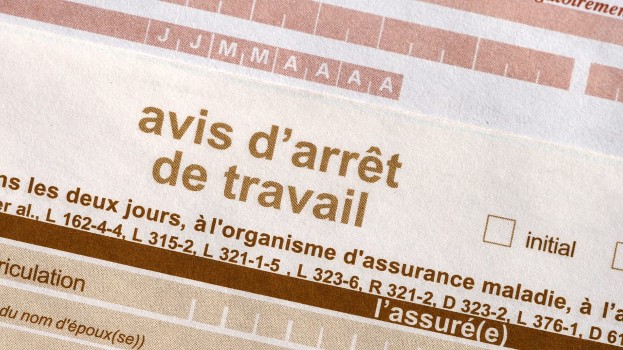 Arrêt maladie : la Cour de cassation interdit de travailler tout en percevant les indemnités Sécu