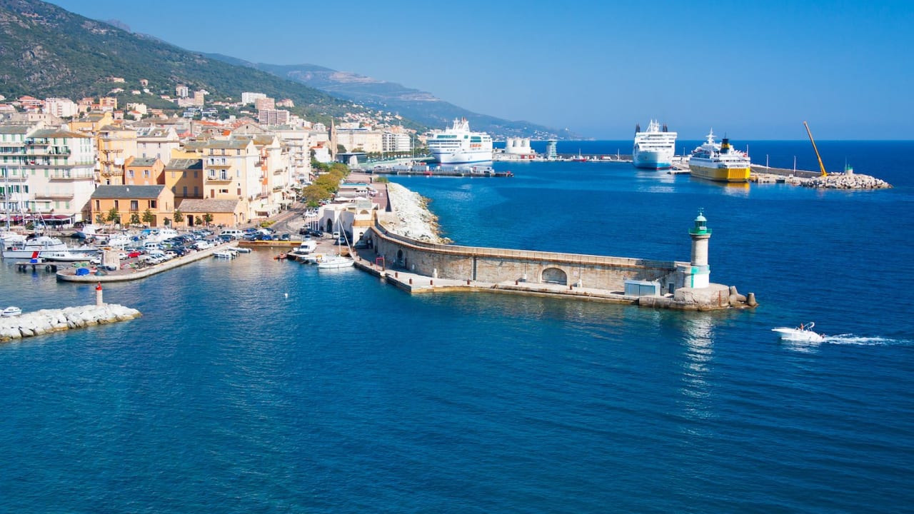 Carte bancaire : ce que les clients du Crédit Agricole de la Corse doivent payer en voyage